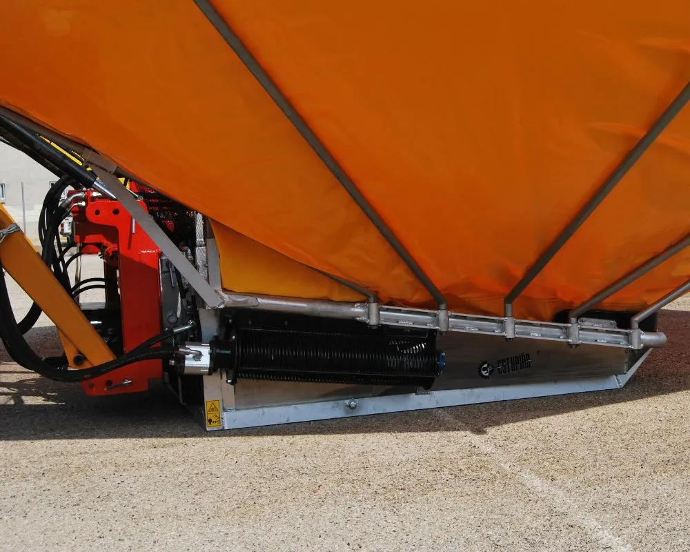 recolector de almendras estupiña con dos peladoras con plataforma de aluminio