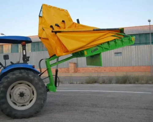 cajón con paraguas recolector trasero para aceituna con telas abatibles para varear