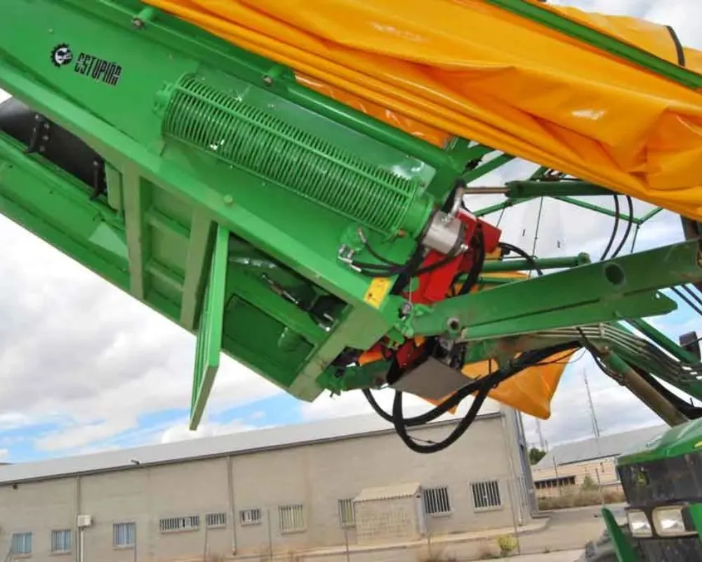 plataforma con recolector de aceituna en chasis de hierro