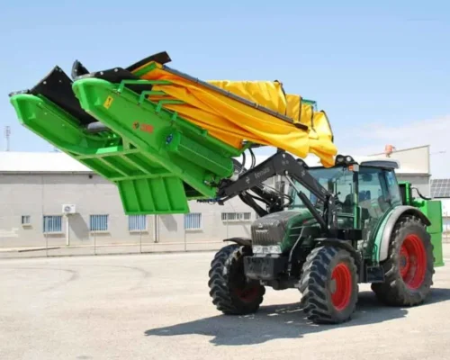 recolector de almendras delantero con peladoras y plataforma de hierro